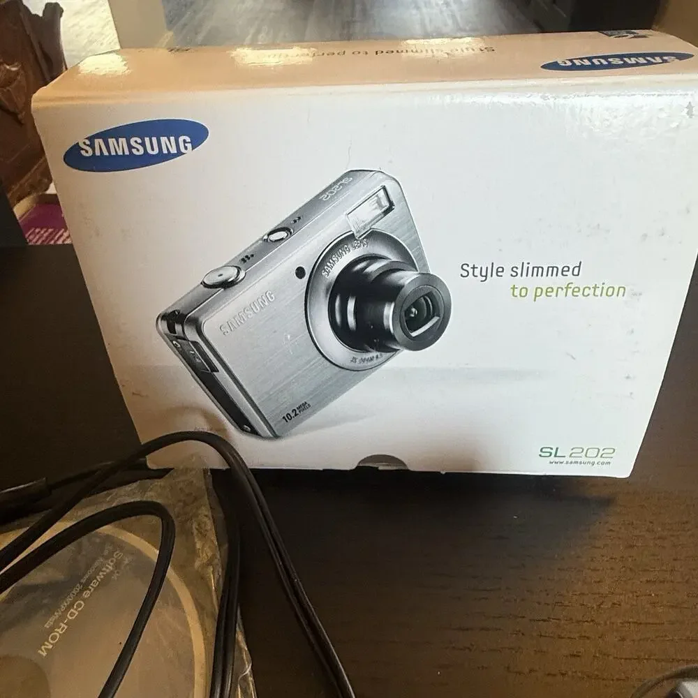 Samsung SL202 10.2MP Digital Camera Solve w/ SD Memory Card Original Box